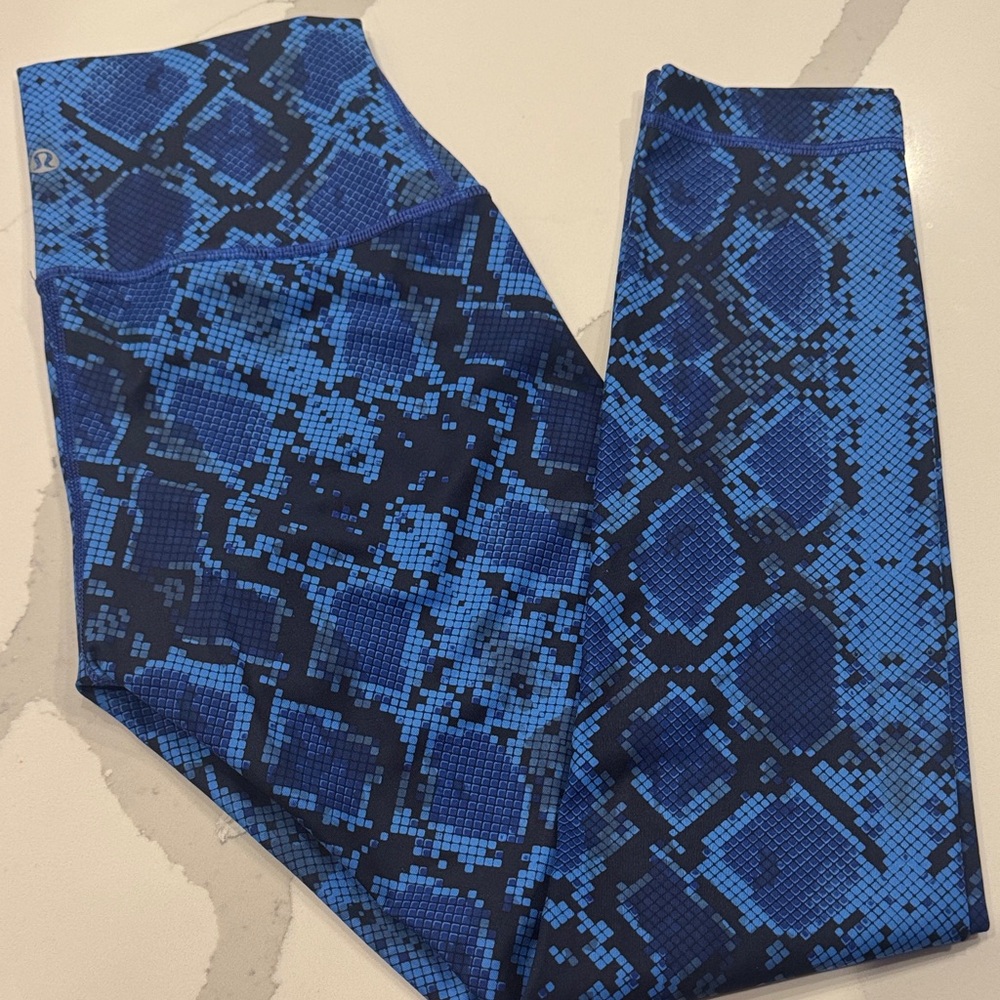 Lululemon Athletica Vibrant Blue Snake Print 7/8 Leggings
